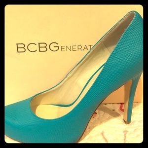 BG-Parade Bright Teal 4” platform pumps.